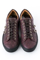 エレンモデルのスニーカー。