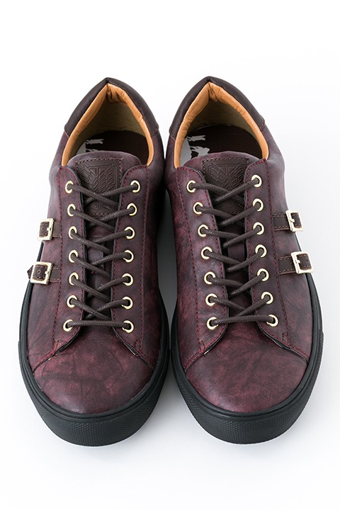 エレンモデルのスニーカー。