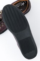 エレンモデルのスニーカー。