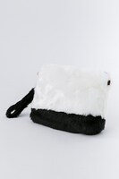 ユーリ・プリセツキーモデルのファークラッチバッグ。