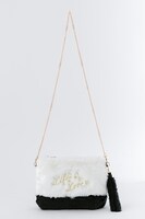 ユーリ・プリセツキーモデルのファークラッチバッグ。