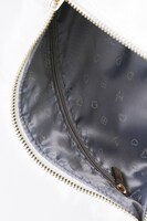 ユーリ・プリセツキーモデルのファークラッチバッグ。