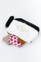 ユーリ・プリセツキーモデルのファークラッチバッグ。