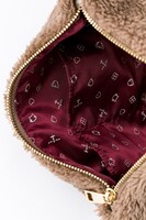 ヴィクトル・ニキフォロフモデルのファークラッチバッグ。