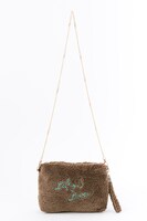 ヴィクトル・ニキフォロフモデルのファークラッチバッグ。