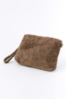 ヴィクトル・ニキフォロフモデルのファークラッチバッグ。