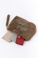 ヴィクトル・ニキフォロフモデルのファークラッチバッグ。