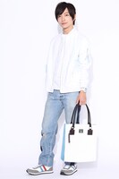 坂田銀時をイメージしたファッションアイテムの着用例。