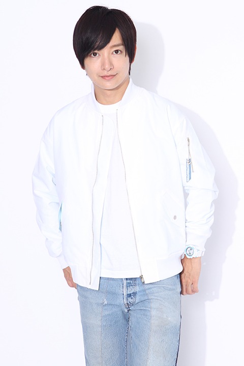 坂田銀時をイメージしたファッションアイテムの着用例。