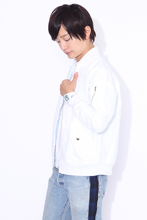 坂田銀時をイメージしたファッションアイテムの着用例。