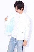 坂田銀時をイメージしたファッションアイテムの着用例。