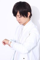 坂田銀時をイメージしたファッションアイテムの着用例。