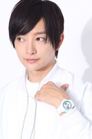 坂田銀時をイメージしたファッションアイテムの着用例。