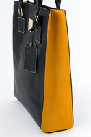 土方十四郎をイメージしたスニーカーのバッグ。