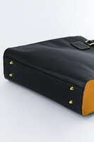 土方十四郎をイメージしたスニーカーのバッグ。