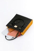 土方十四郎をイメージしたスニーカーのバッグ。