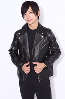 土方十四郎をイメージしたファッションアイテムの着用例。