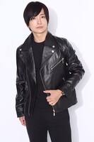 土方十四郎をイメージしたファッションアイテムの着用例。