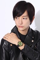 土方十四郎をイメージしたファッションアイテムの着用例。