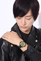 土方十四郎をイメージしたファッションアイテムの着用例。