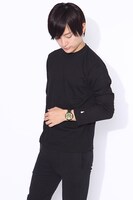 土方十四郎をイメージしたファッションアイテムの着用例。