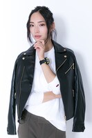 沖田総悟をイメージしたファッションアイテムの着用例。