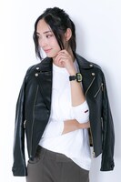 沖田総悟をイメージしたファッションアイテムの着用例。