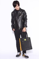 土方十四郎をイメージしたファッションアイテムの着用例。