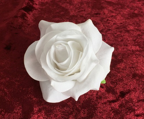 入場券特典の白薔薇のコサージュ。
