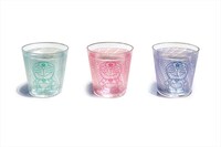 カラーチェンジグラスに飲み物を注いだところ。(c)Fujiko-Pro