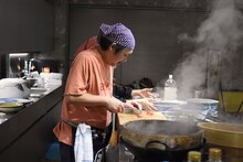 開場前に仕込みを進めるきくち正太。