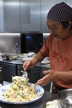 「こんなに山盛りのポテトサラダ、さすがに見たことないよ」ときくち正太。