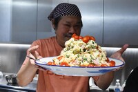 ポテトサラダを持ったきくち正太。