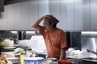 来場者に挨拶するきくち正太。