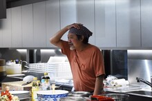 来場者に挨拶するきくち正太。