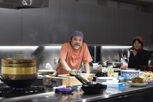 来場者の質問に耳を傾けるきくち正太。