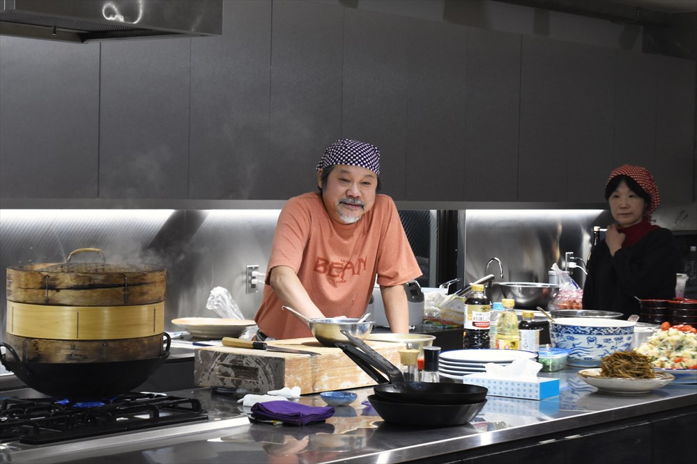 来場者の質問に耳を傾けるきくち正太。