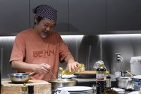 大体で大丈夫だから、と生姜焼きのタレを作るきくち。途中で「何杯入れたっけ？」となる一幕も。