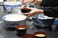 茶碗蒸しをよそうきくち夫人。