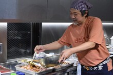 タレを肉にかけるきくち正太。