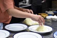 キャベツを盛り付けるきくち正太。