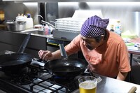 フライパンを火にかけるきくち正太。