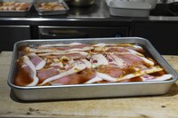 タレに漬け込まれた肉。このまま数日置いてもハムのように味が詰まって美味しい。