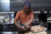 肉をボウルの縁に並べていくきくち正太。