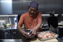 肉をボウルの縁に並べていくきくち正太。