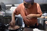 肉を焼くきくち正太。香ばしい香りが辺り一面に広がる。