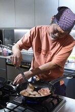 肉を焼くきくち正太。