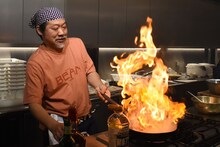 フランベするきくち正太。