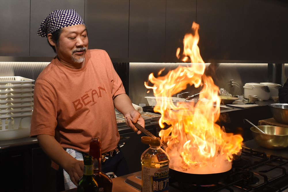 フランベするきくち正太。