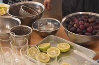 ジンカクテルのために用意されたぶどうやかぼす。